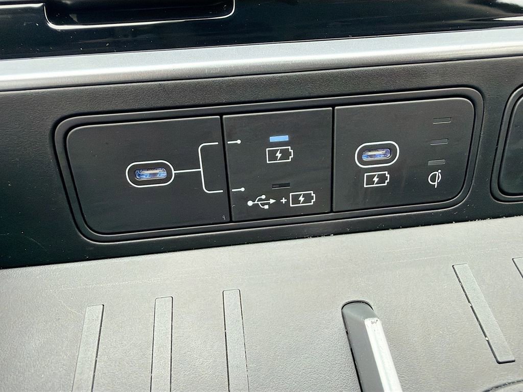 Used 2025 Hyundai Santa Fe Limited image 32