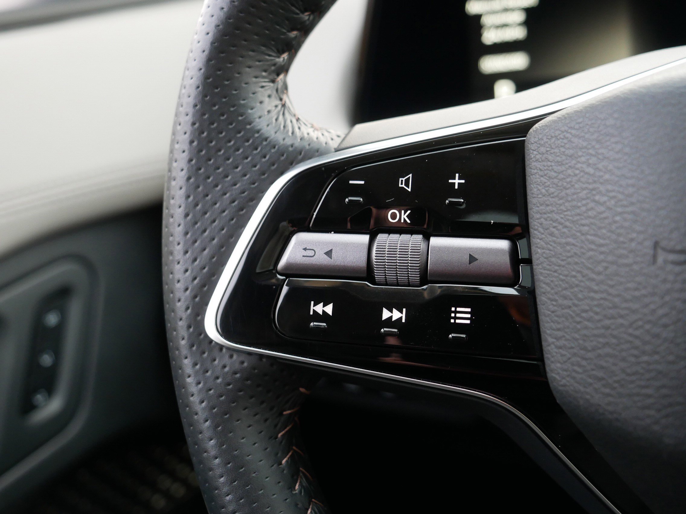 Certified 2023 Nissan Ariya AWD image 28