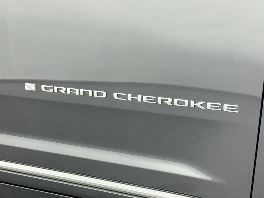 Used 2022 Jeep Grand Cherokee Summit w/ Luxury Tech Group V AWD/4WD image 10