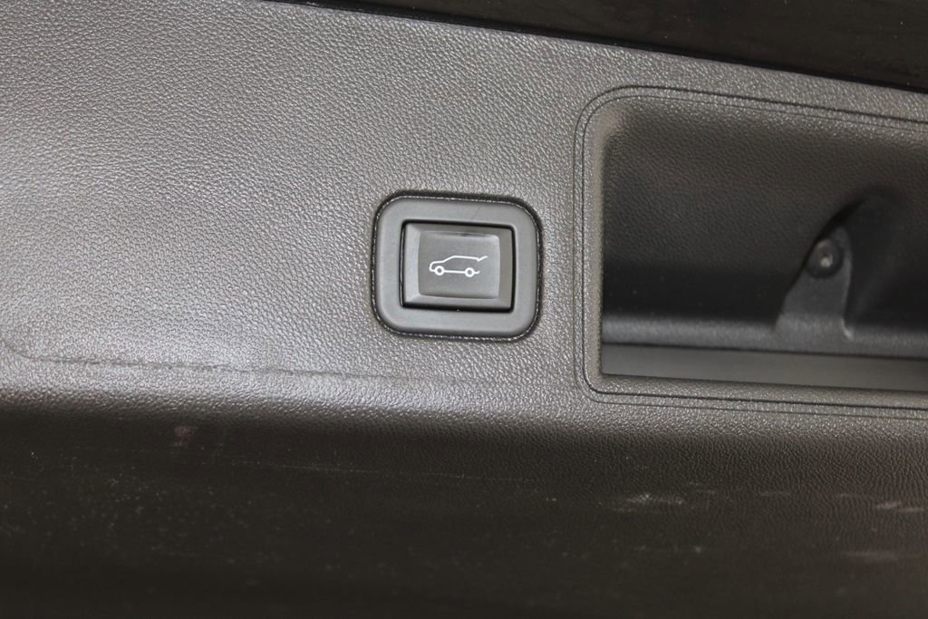 Used 2024 GMC Terrain SLT image 19