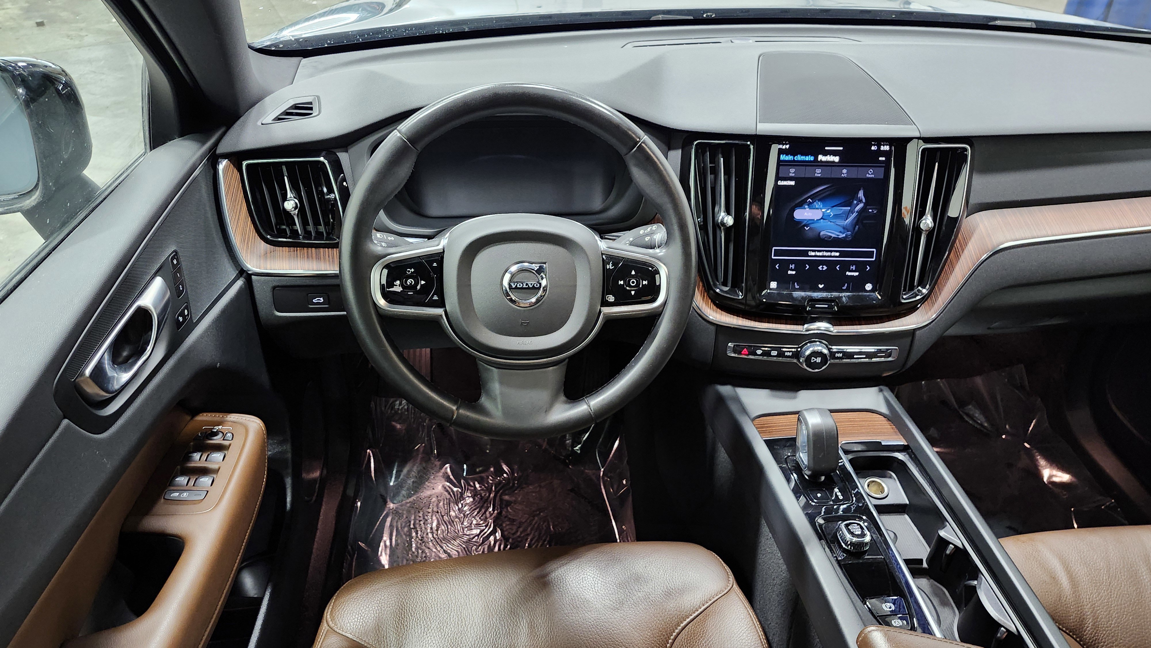 Used 2024 Volvo XC60 B5 Plus image 28