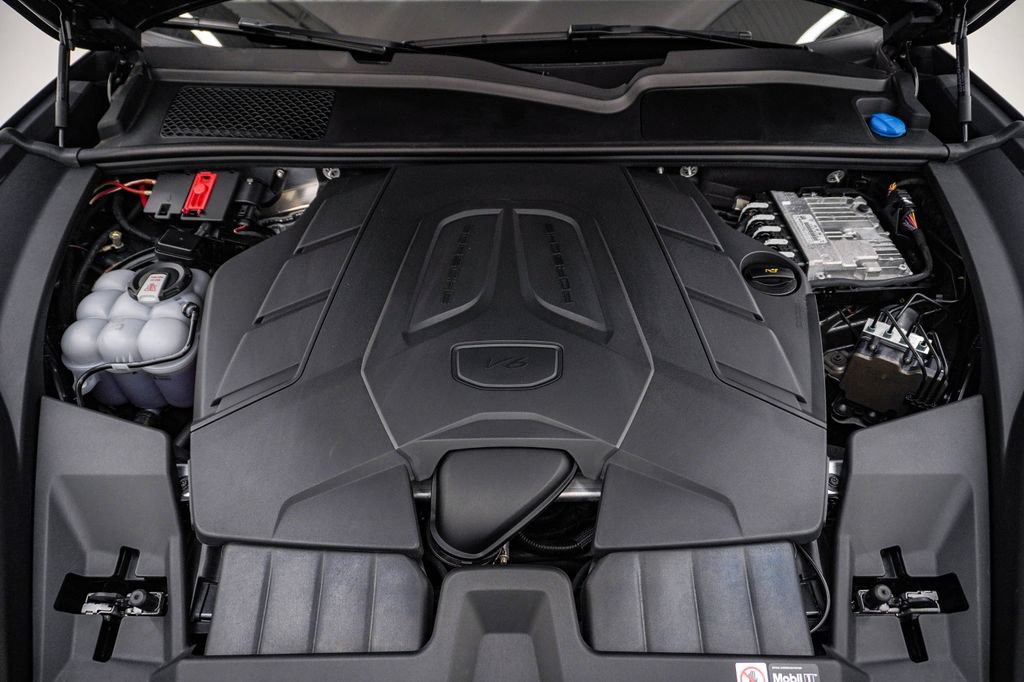 Certified 2025 Porsche Cayenne Coupe AWD/4WD image 29