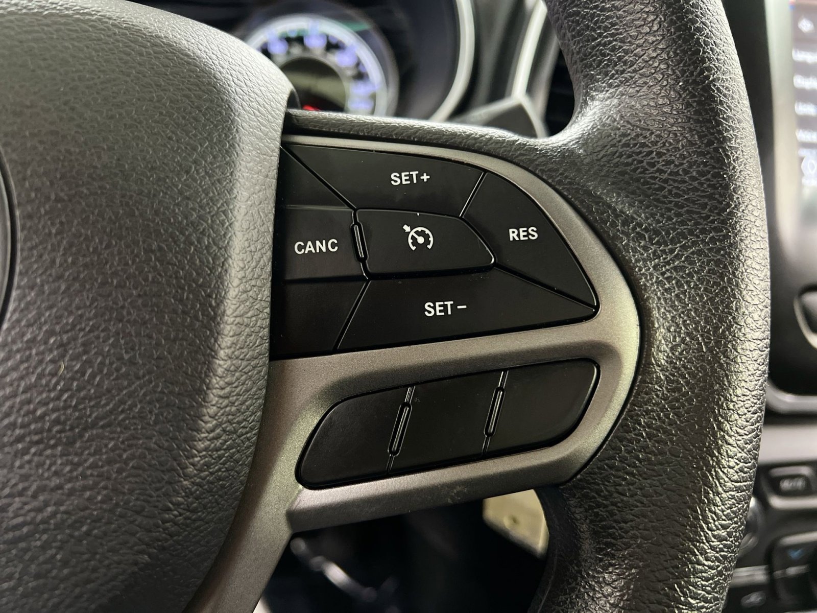 Used 2019 Jeep Cherokee Latitude w/ Popular Appearance Group image 36