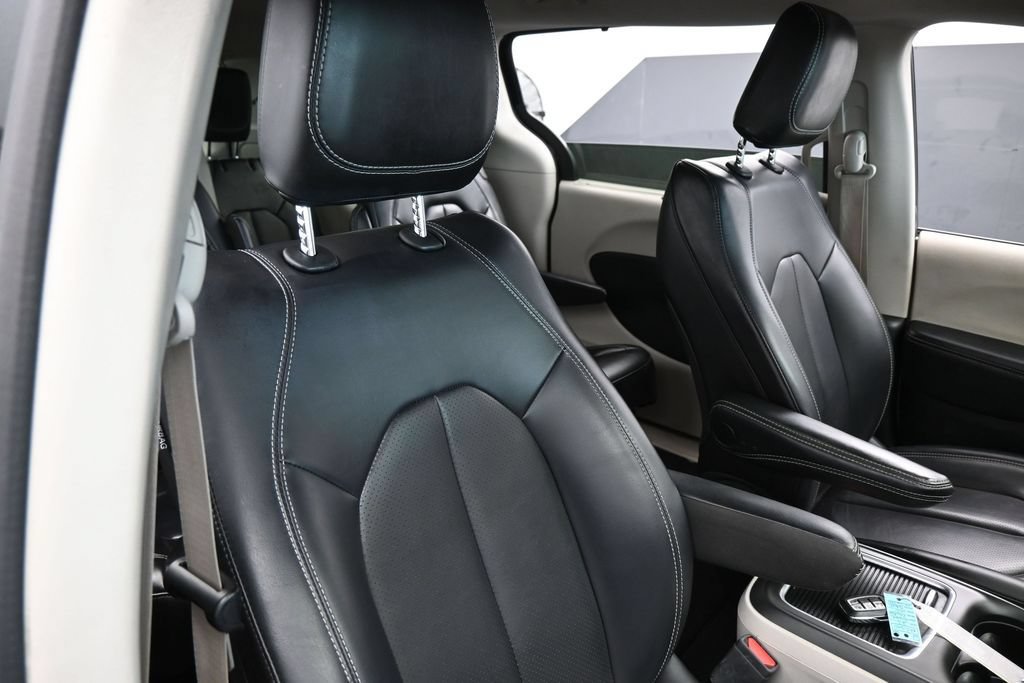 Used 2023 Chrysler Pacifica Touring-L FWD image 41