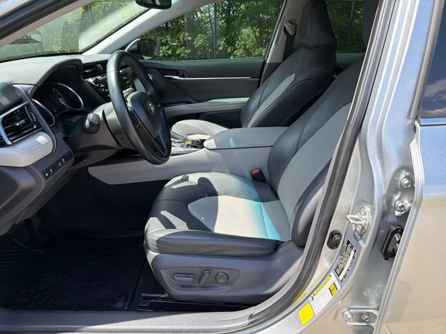 Used 2020 Toyota Camry XLE image 11