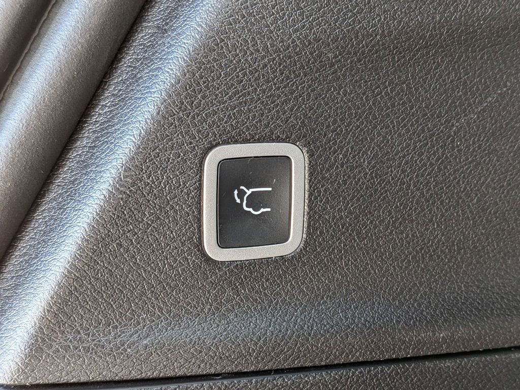 Used 2020 Chrysler Pacifica Limited w/ Advanced Safetytec Group FWD image 8