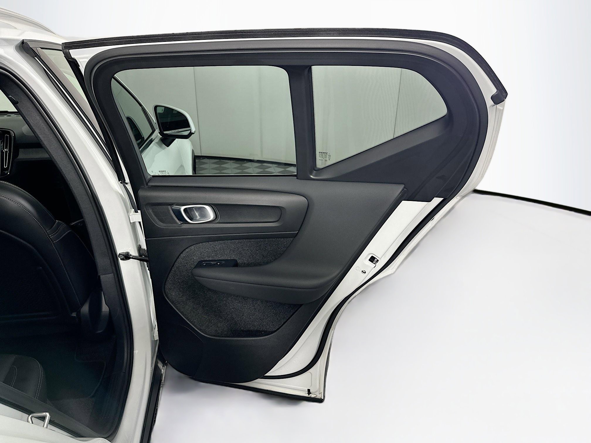 Used 2025 Volvo XC40 B5 Plus AWD/4WD image 31