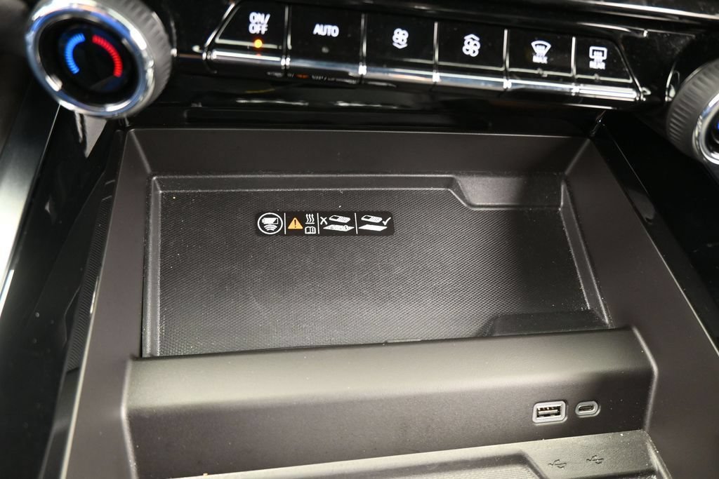 Used 2025 Chevrolet Suburban LT RWD image 32