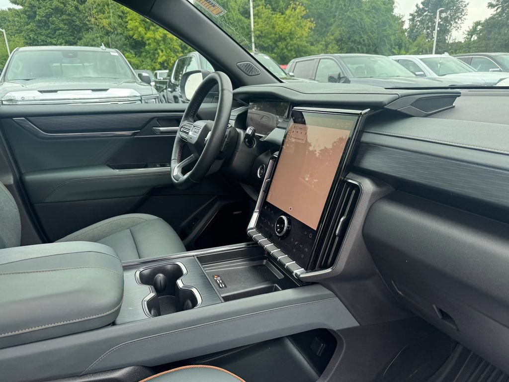 Used 2025 GMC Acadia AT4 w/ Luxury Package AWD/4WD image 30