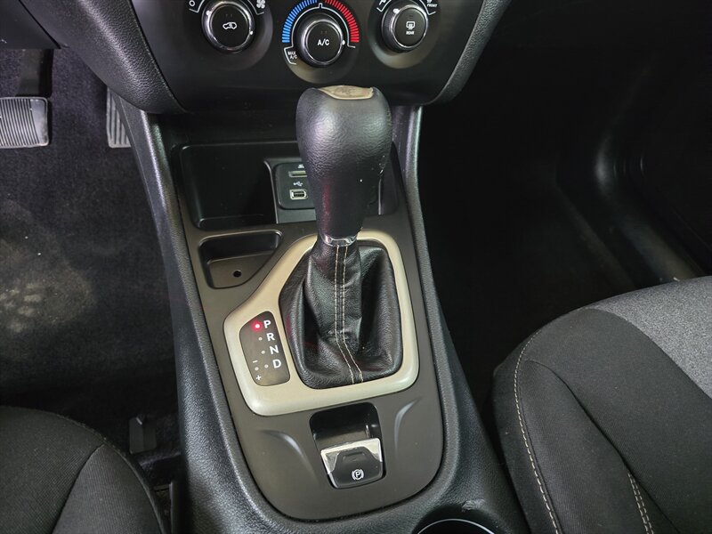 Used 2016 Jeep Cherokee Sport FWD image 23