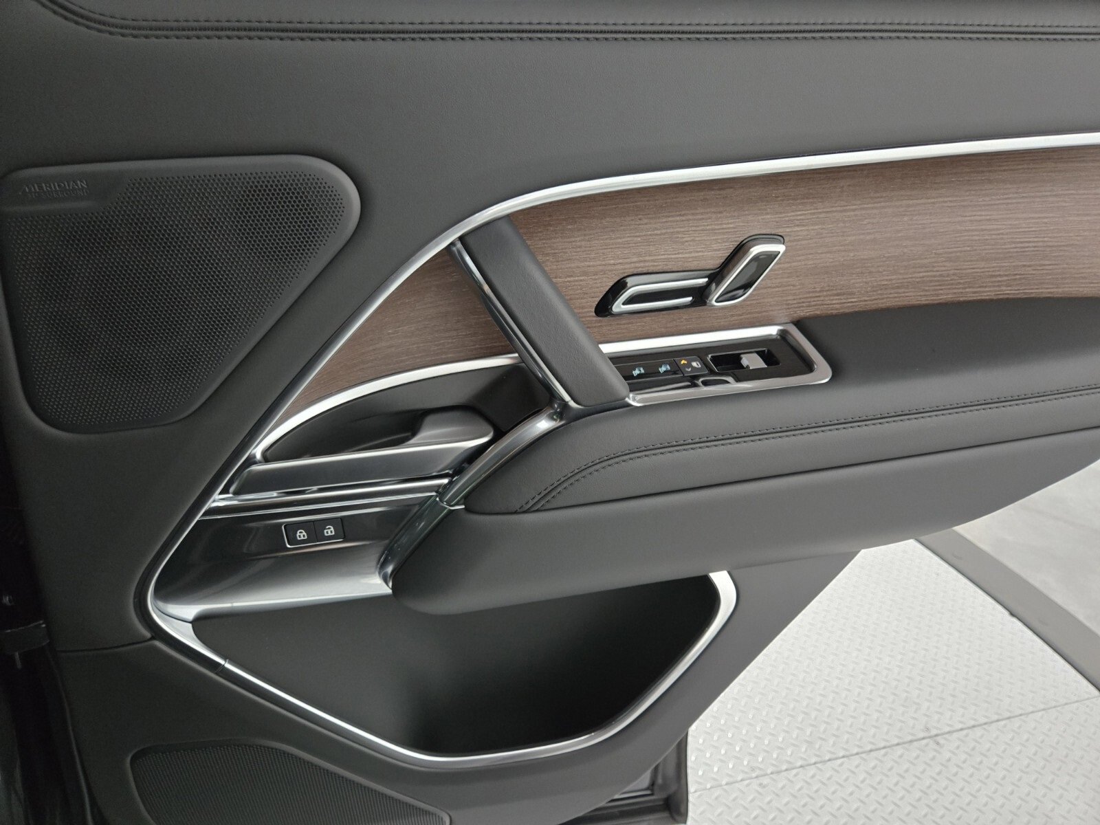 New 2025 Land Rover Range Rover SE image 19