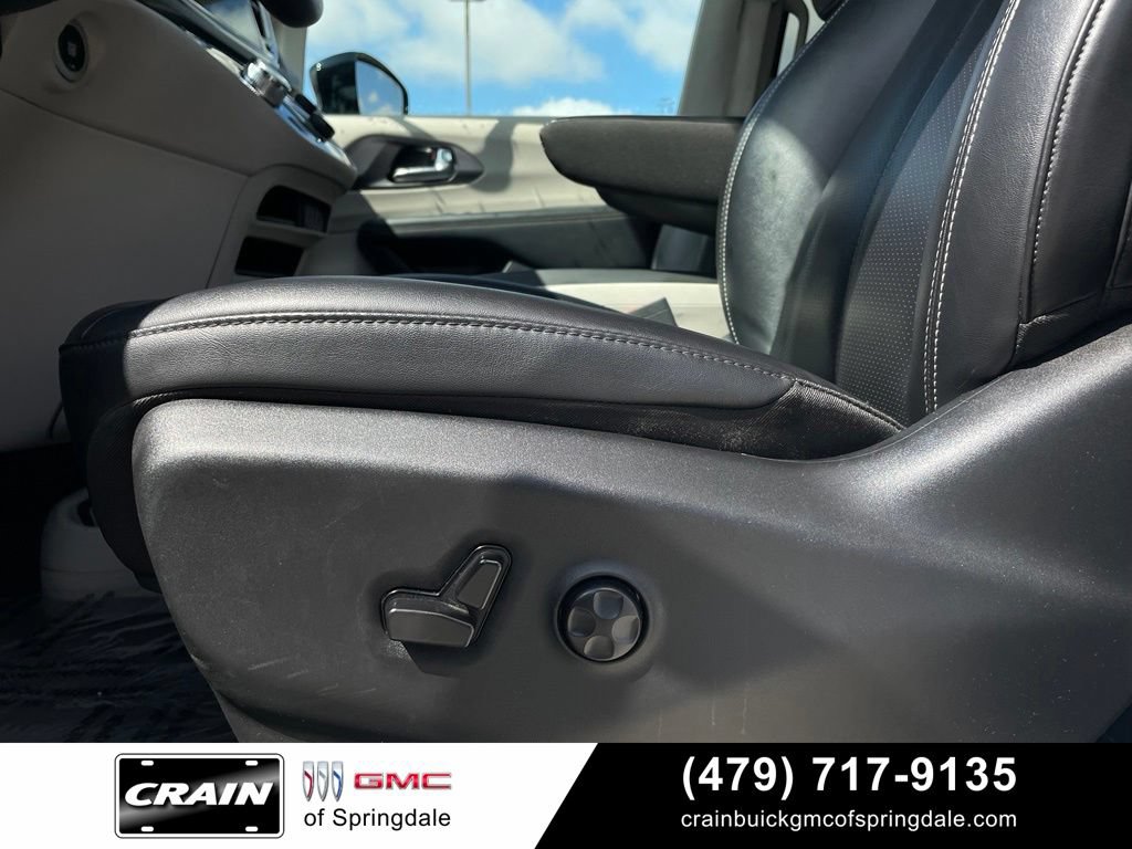 Used 2024 Chrysler Pacifica Touring-L FWD image 11