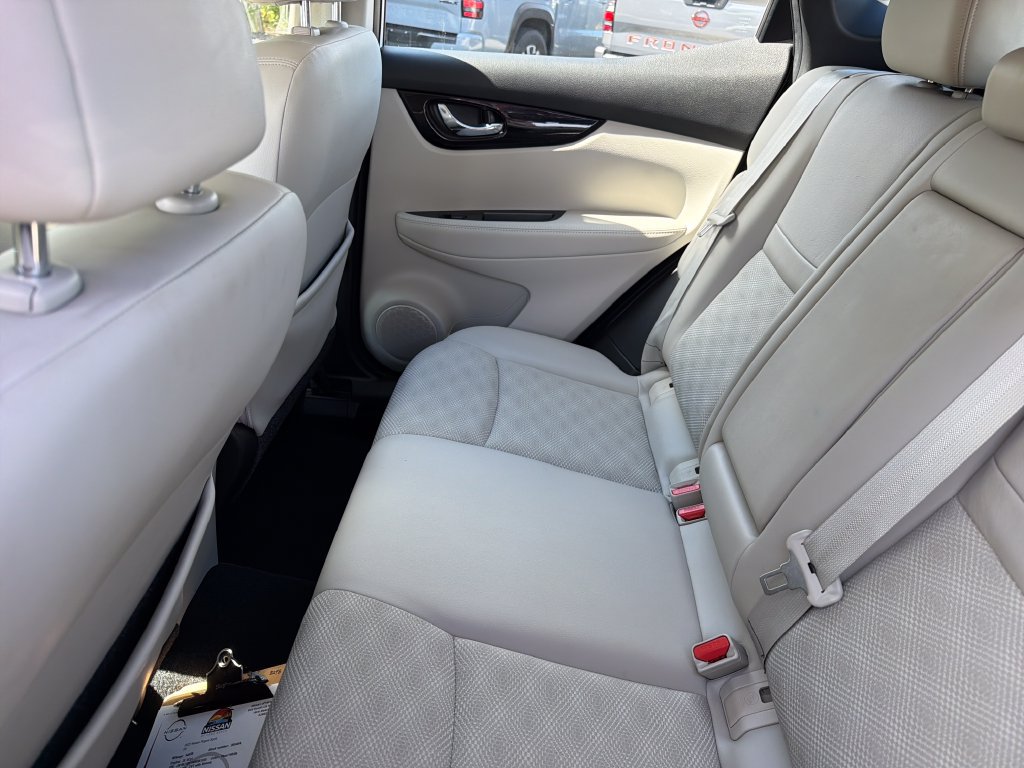 Used 2022 Nissan Rogue Sport SV w/ Technology Package FWD image 32