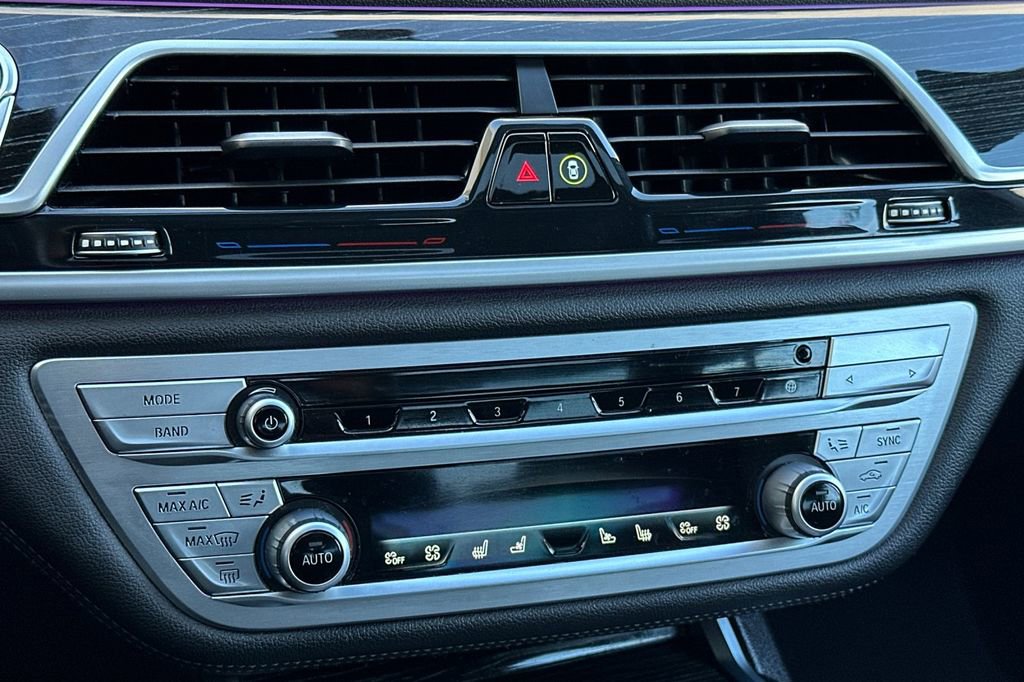 Used 2022 BMW 740i w/ M Sport Package image 23