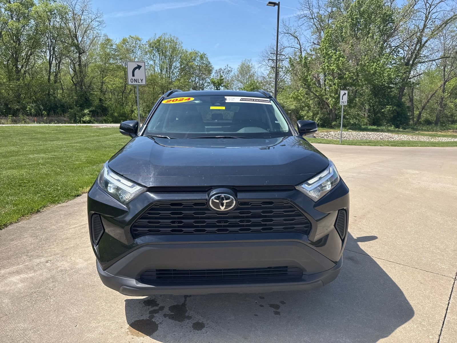 Used 2024 Toyota RAV4 XLE FWD image 2