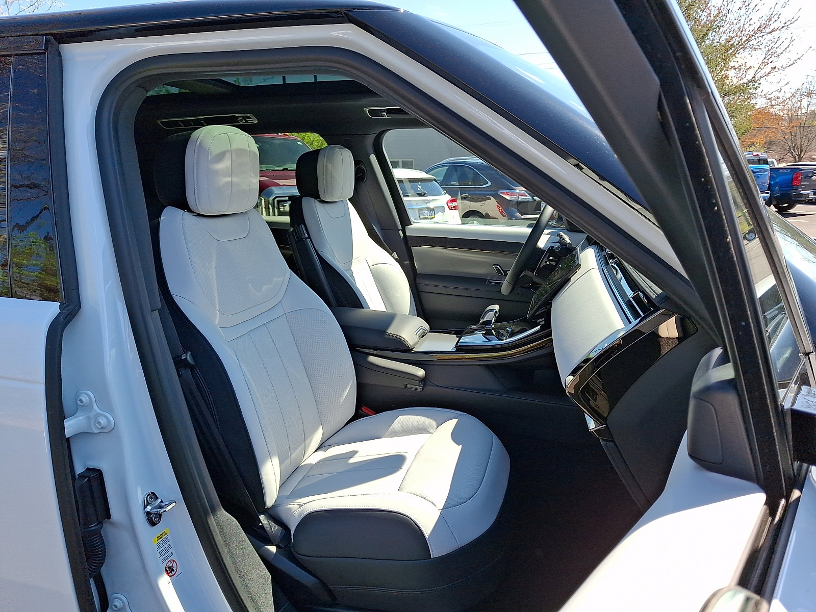 Used 2025 Land Rover Range Rover Sport Dynamic SE image 3