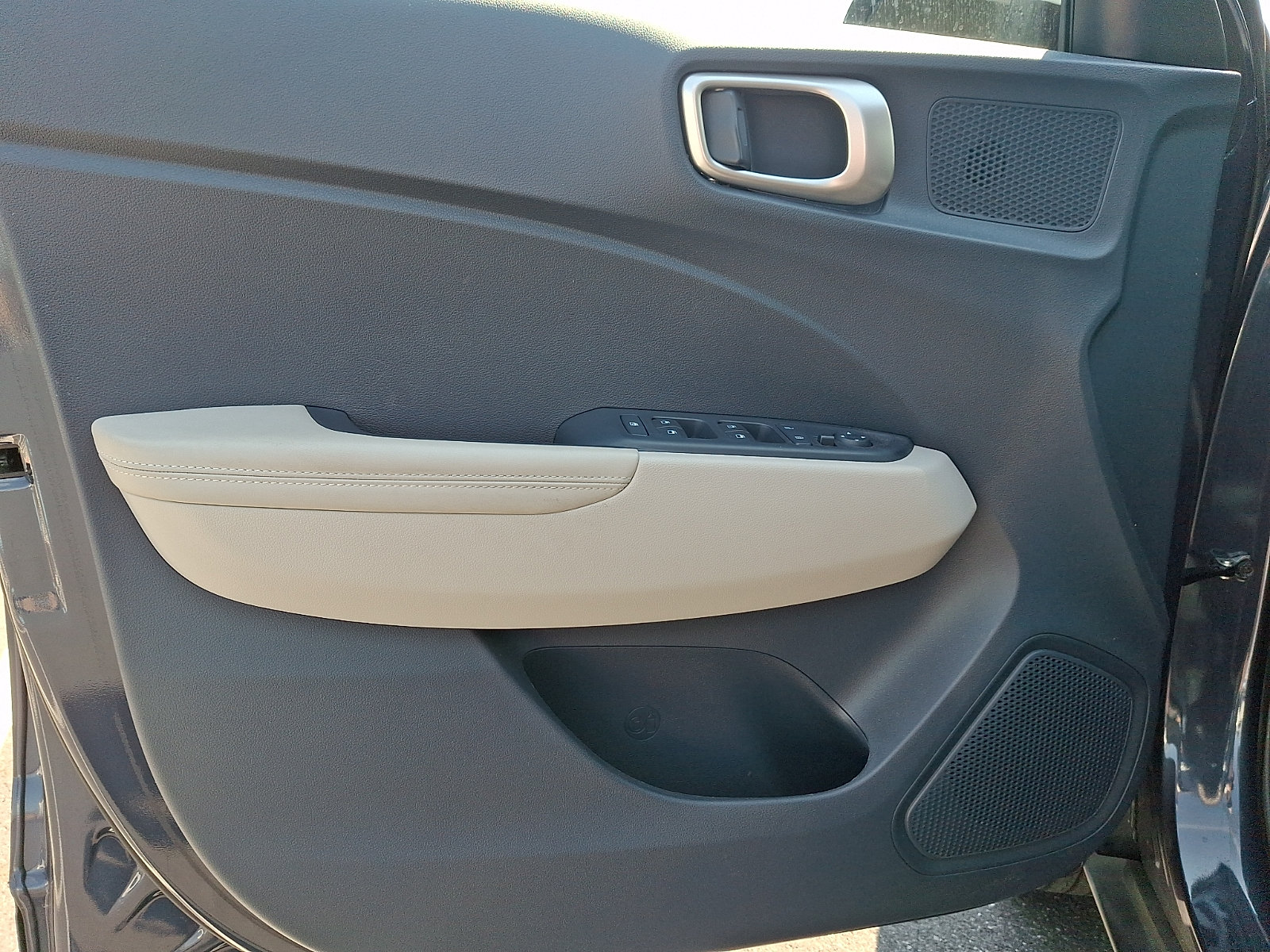 Used 2024 Hyundai Venue Limited FWD image 12