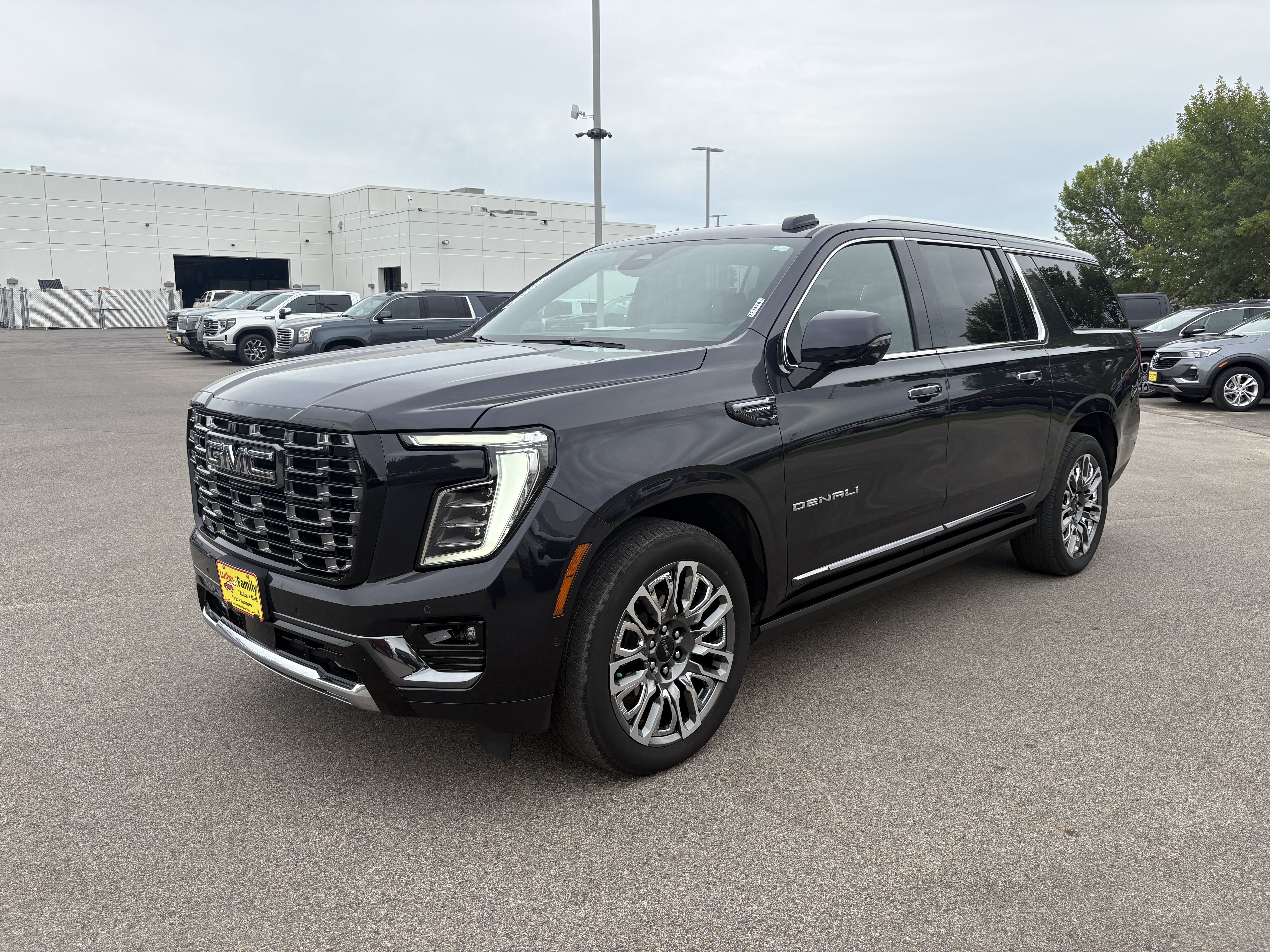 Used 2025 GMC Yukon XL Denali Ultimate AWD/4WD image 2