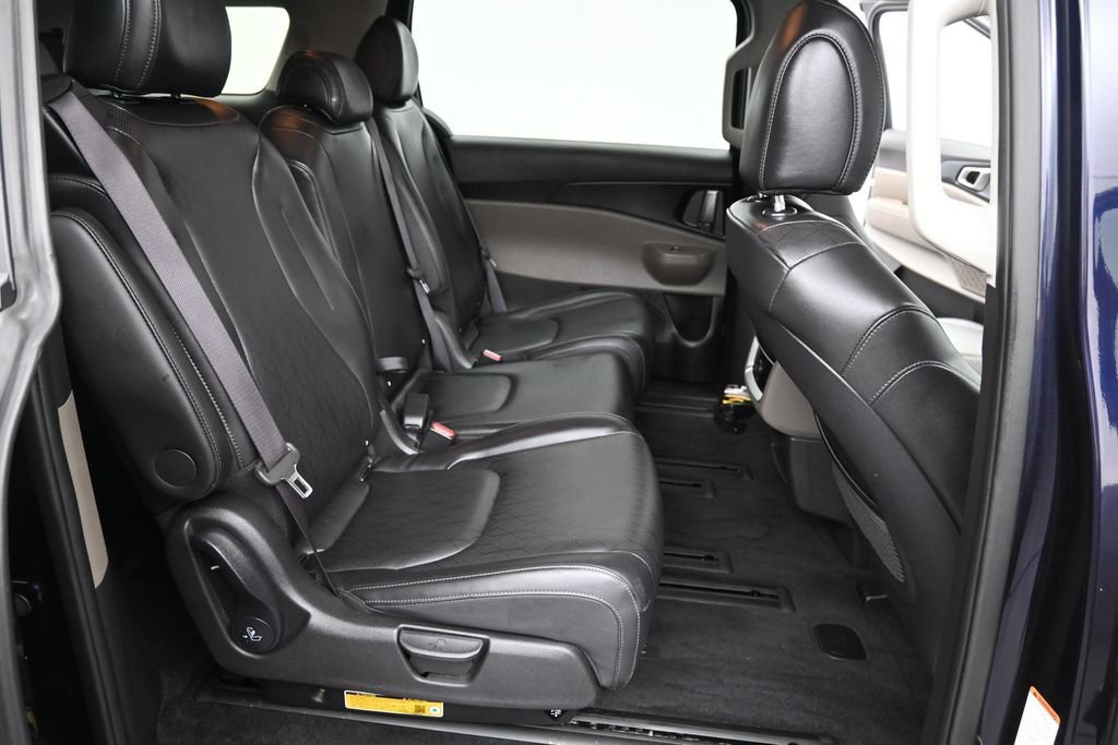 Used 2025 Kia Carnival FWD image 21