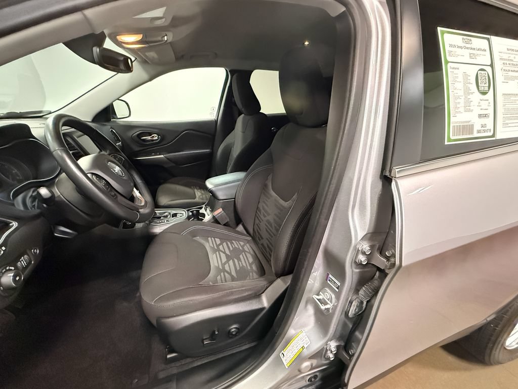 Used 2019 Jeep Cherokee Latitude w/ Comfort & Convenience Group AWD/4WD image 12