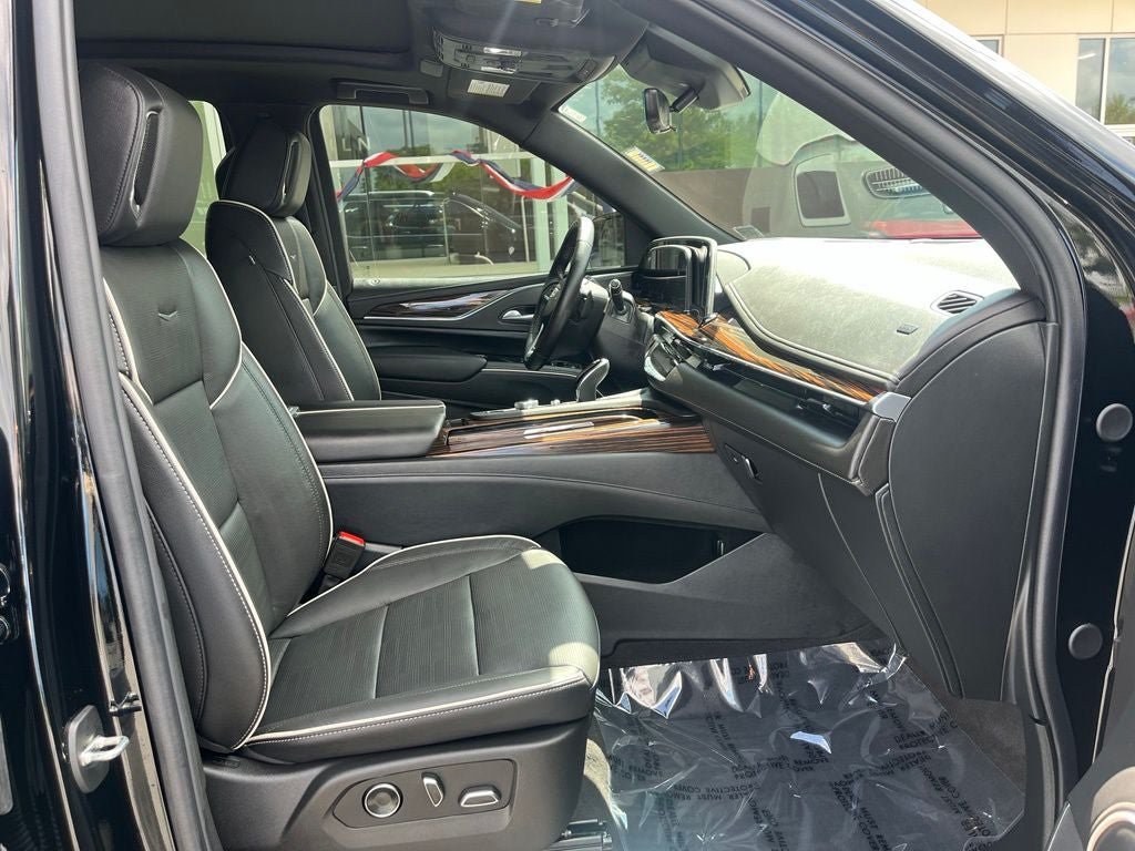Used 2024 Cadillac Escalade Premium Luxury AWD/4WD image 23
