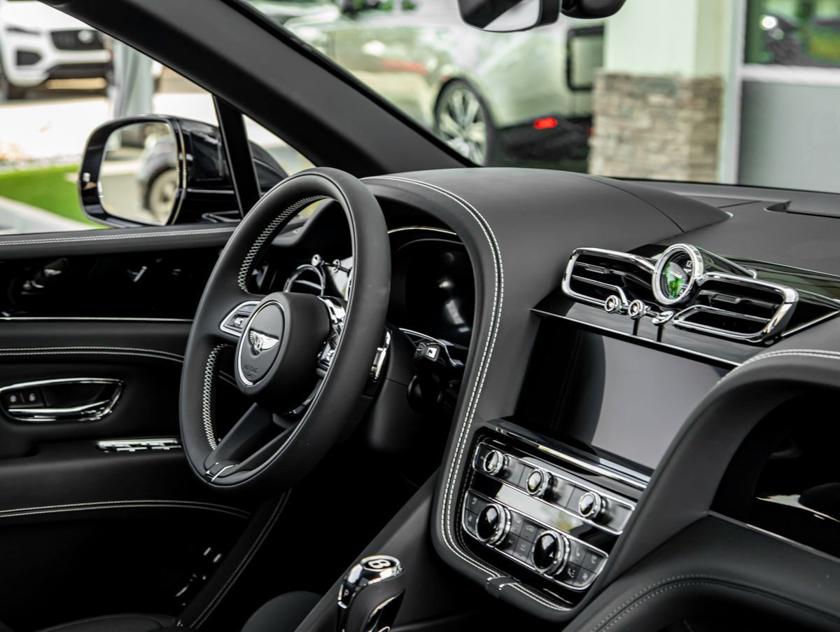 Used 2025 Bentley Bentayga Extended Wheelbase AWD/4WD image 30