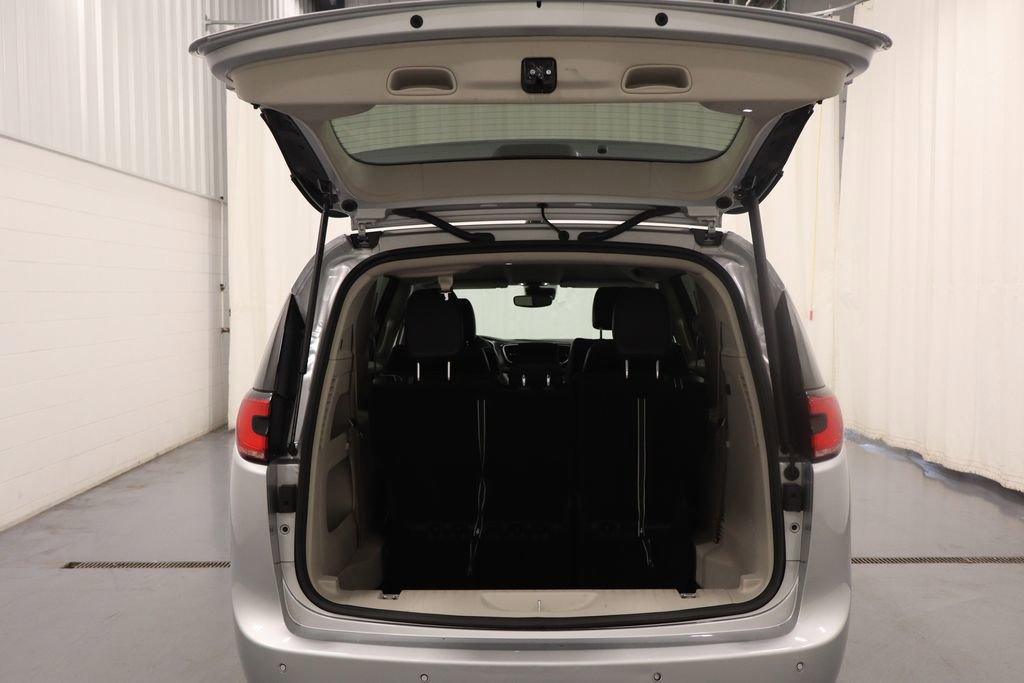 Used 2024 Chrysler Pacifica Touring-L image 19