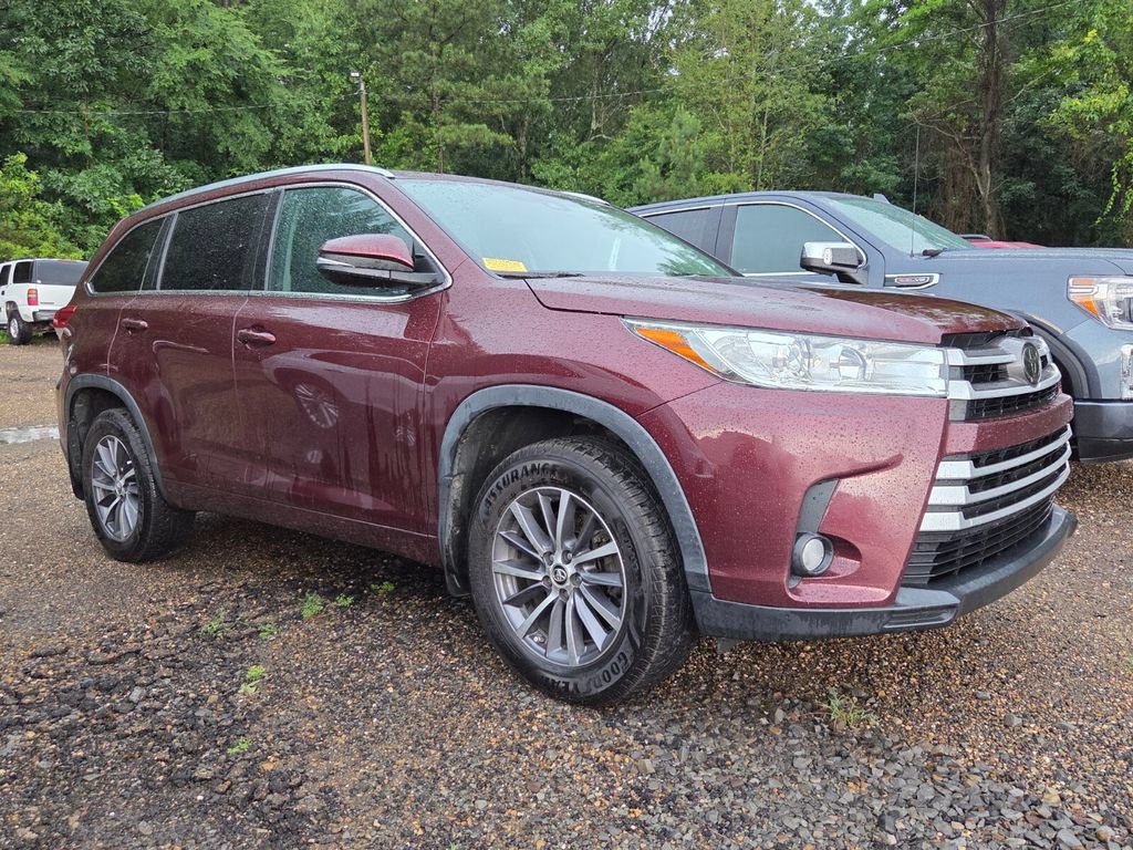 Used 2017 Toyota Highlander XLE FWD image 3
