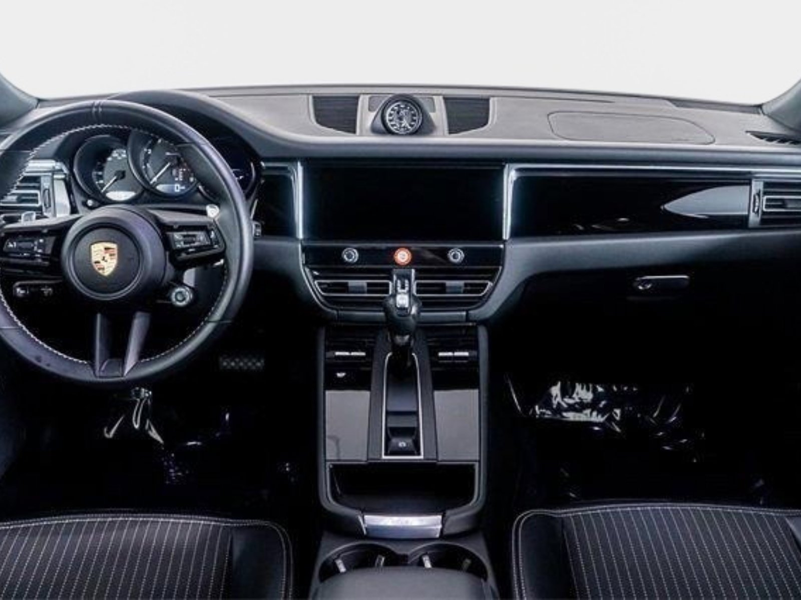 Used 2025 Porsche Macan Turbo AWD/4WD image 37