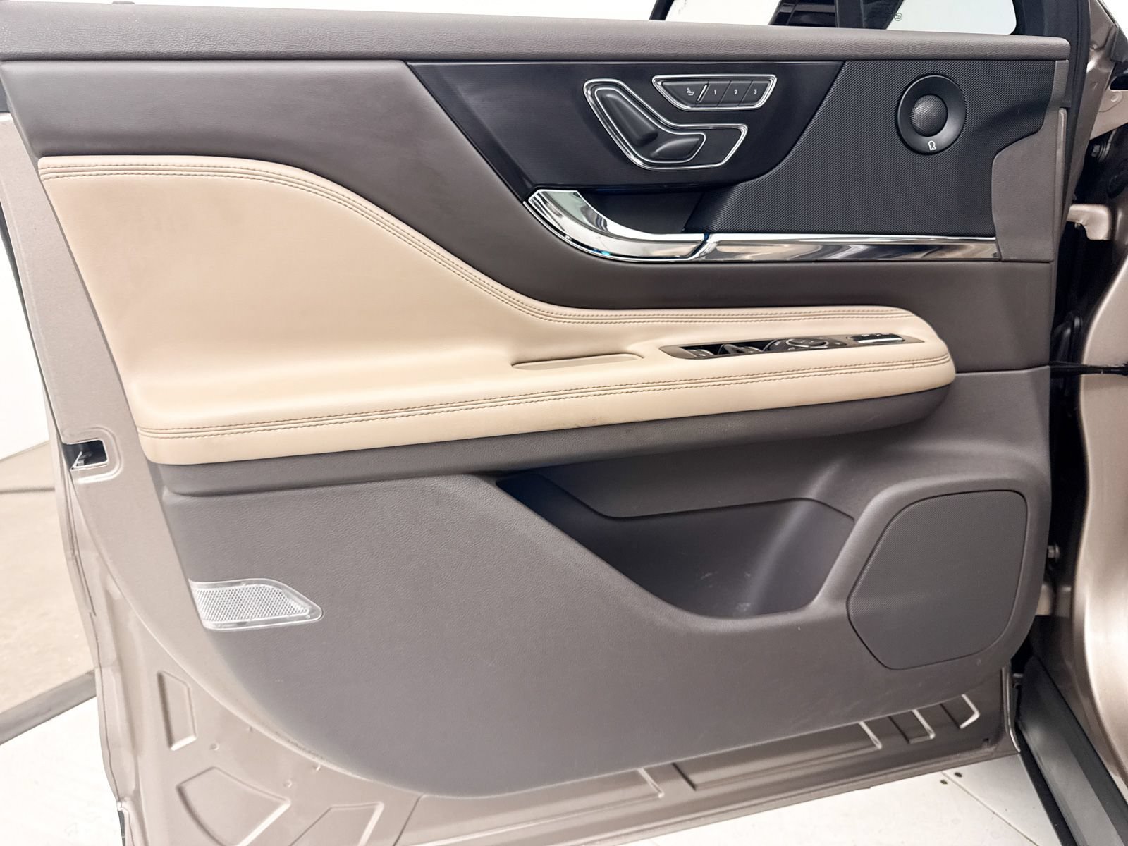 Used 2020 Lincoln Corsair Reserve FWD image 30
