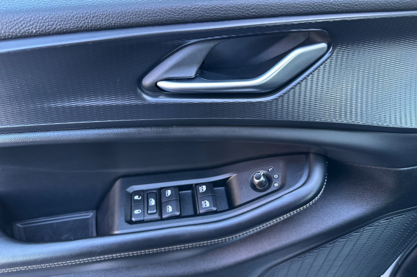 Used 2023 Jeep Grand Cherokee L Laredo image 15