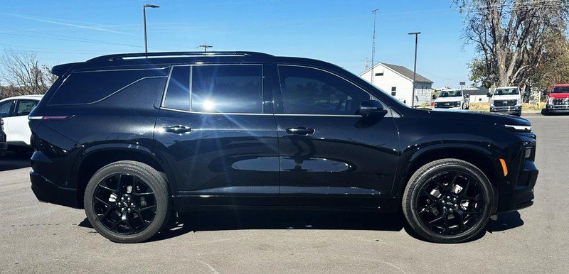 Used 2025 Chevrolet Traverse RS image 2