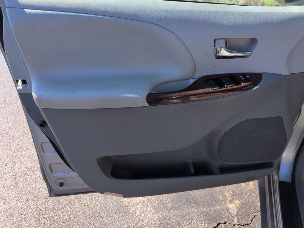 Used 2013 Toyota Sienna XLE image 10