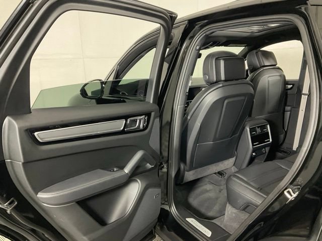 Used 2023 Porsche Cayenne S Platinum AWD/4WD image 28