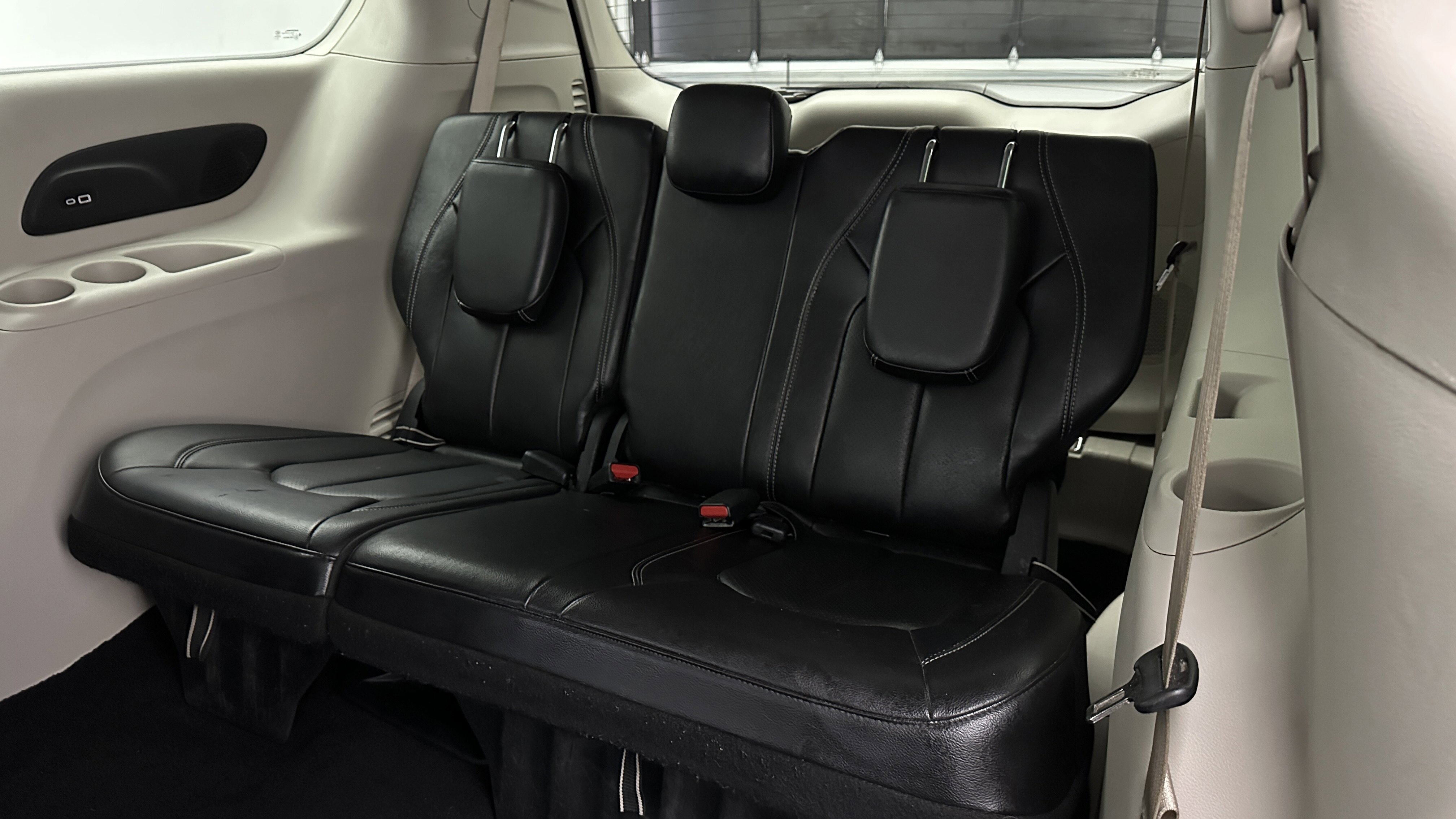 Used 2022 Chrysler Pacifica Touring-L w/ Uconnect Theater Family Group image 30