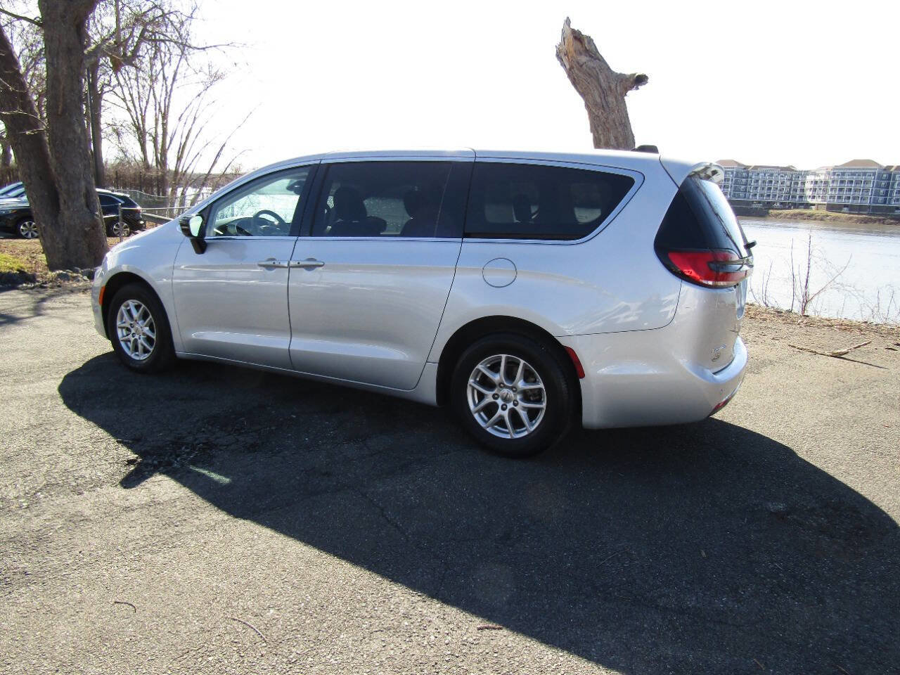 Used 2024 Chrysler Pacifica Touring-L image 5