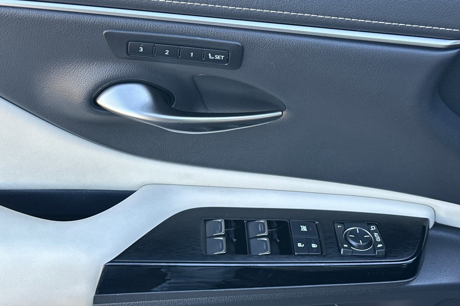 Certified 2025 Lexus ES 300h w/ Premium Package image 15