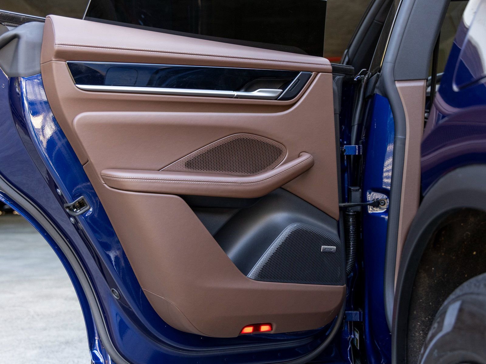 Certified 2025 Porsche Macan 4 Electric image 38