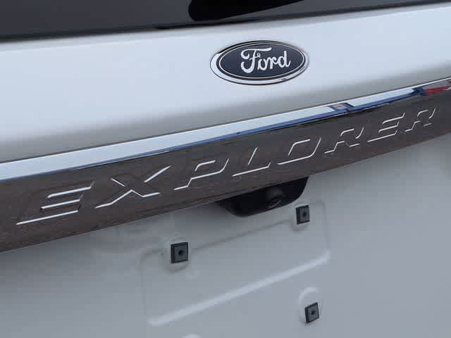 Used 2023 Ford Explorer XLT w/ Equipment Group 202A AWD/4WD image 13