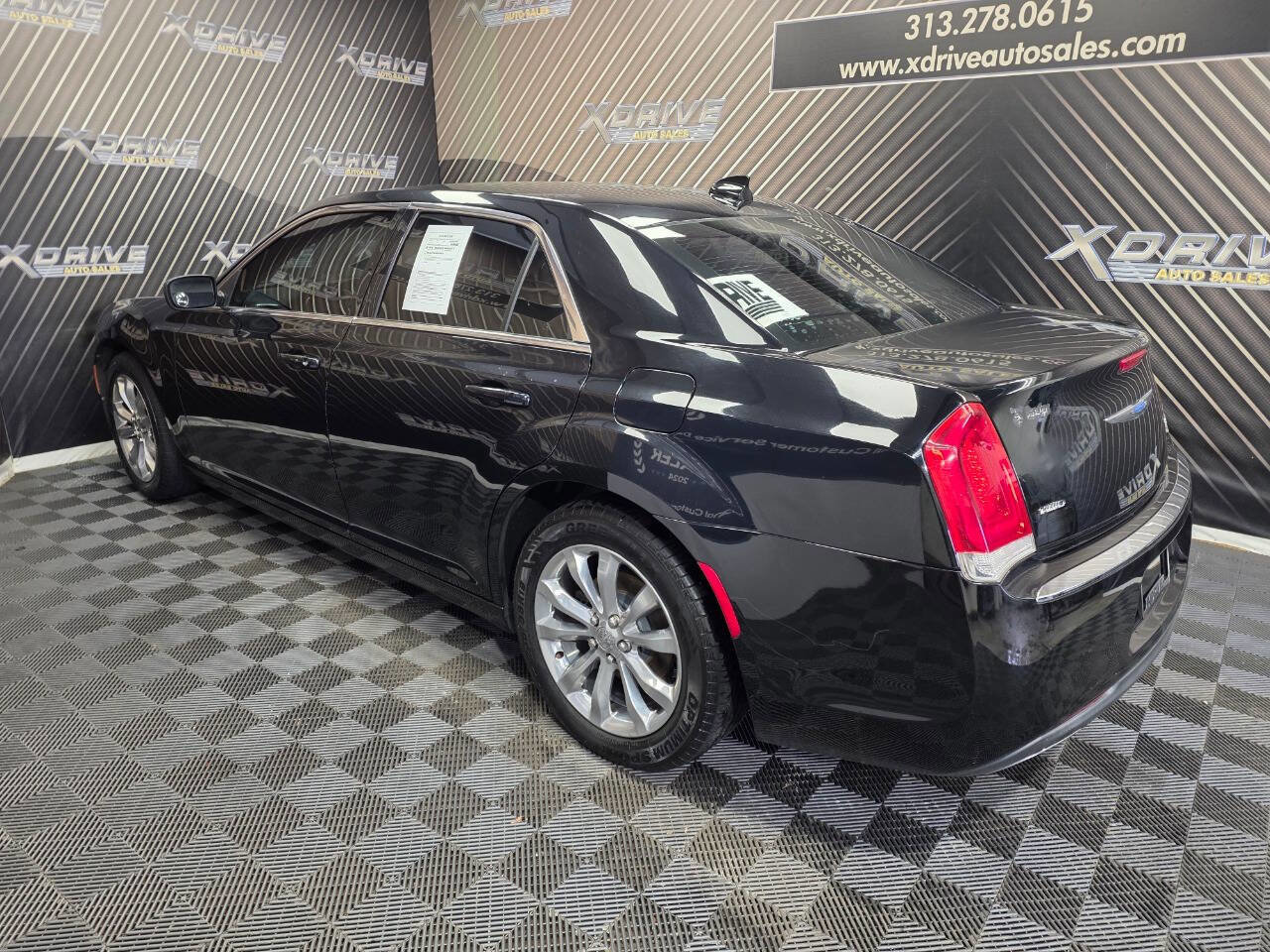 Used 2018 Chrysler 300 Touring L AWD/4WD image 10