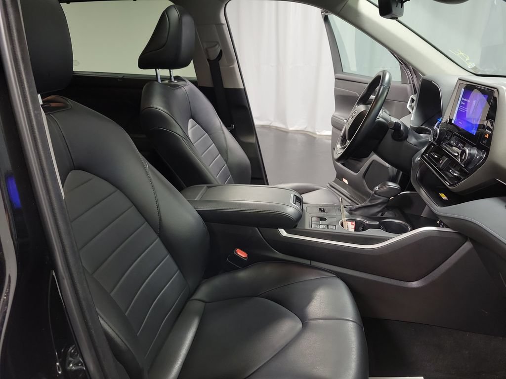 Used 2023 Toyota Highlander XLE AWD/4WD image 35