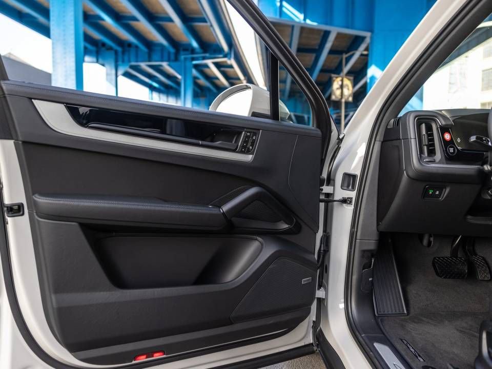 Certified 2026 Porsche Cayenne AWD/4WD image 25