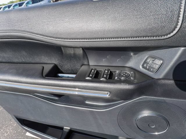 Used 2019 Ford Expedition XLT w/ Equipment Group 202A AWD/4WD image 14