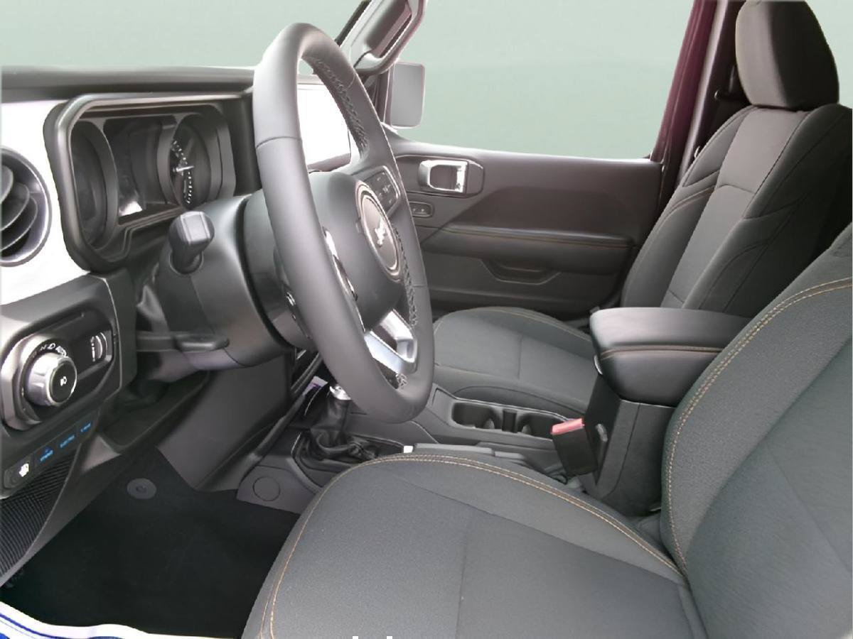 Used 2025 Jeep Wrangler Unlimited Sahara w/ Safety Group AWD/4WD image 14