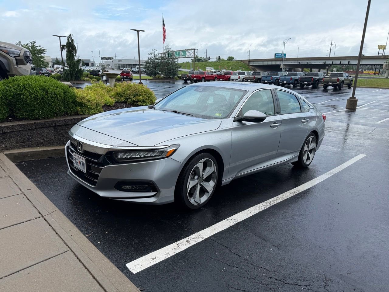 Used 2018 Honda Accord Touring image 2