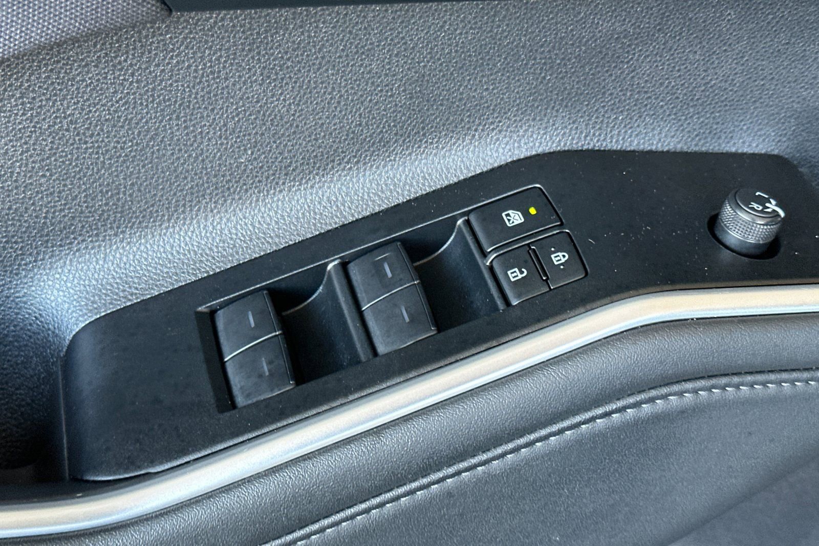 Used 2025 Toyota Highlander LE FWD image 13
