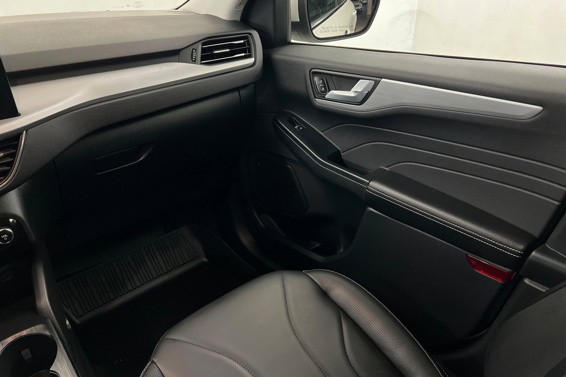 Used 2025 Ford Escape SE w/ PHEV Premium Package image 11