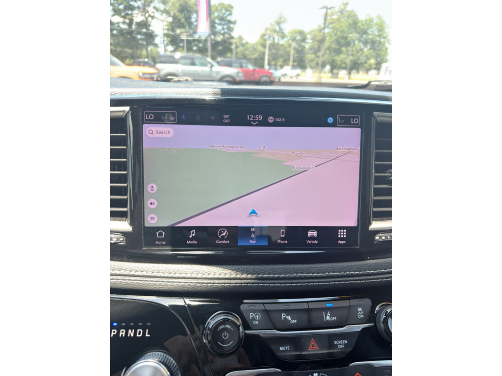 Used 2024 Chrysler Pacifica Limited FWD image 23