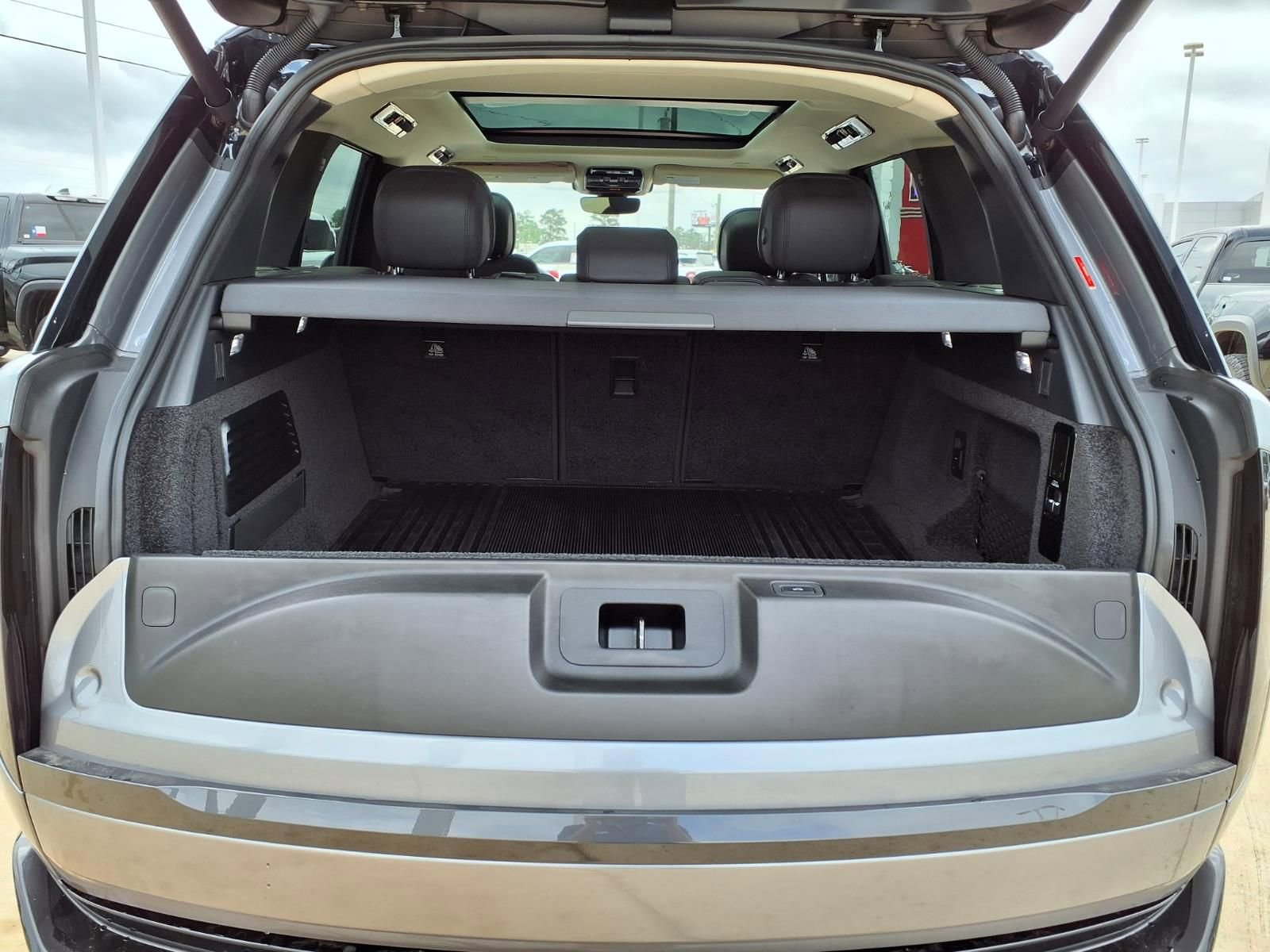 Used 2023 Land Rover Range Rover SE AWD/4WD image 8