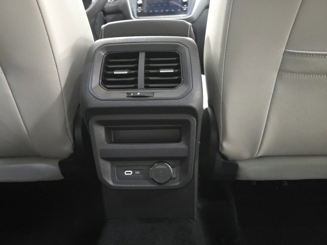Used 2021 Volkswagen Tiguan SE w/ Panoramic Sunroof Package image 9